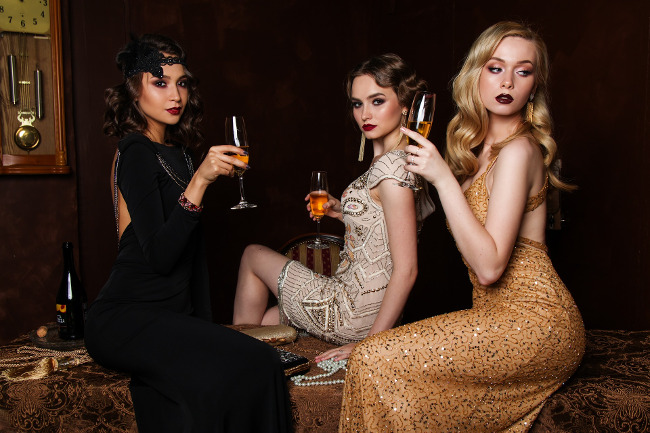 Luxus-Schuhe und Outfits für einen Casino-Abend